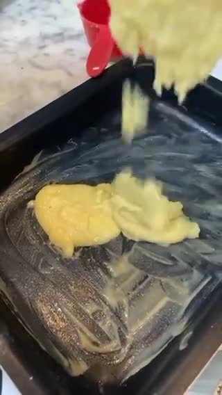صورة لخطوة 3 من وصفة -بسبوسة محشيه بالقشطه لذيذة😋!