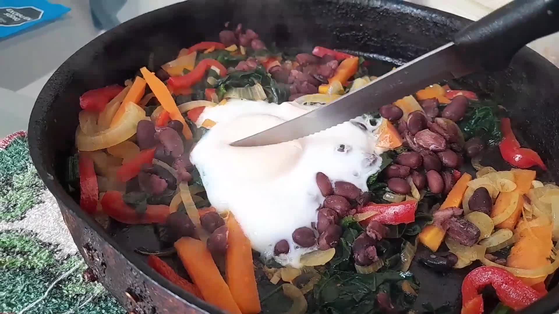 Foto del paso 4 de la receta: Salteadito rápido, fácil y saludable de espinaca y legumbres
