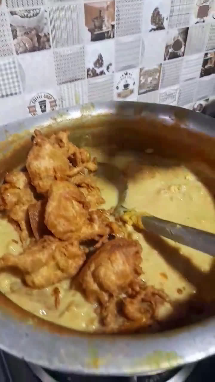 A picture of step 7 of Karhi pakora with curry leaves.