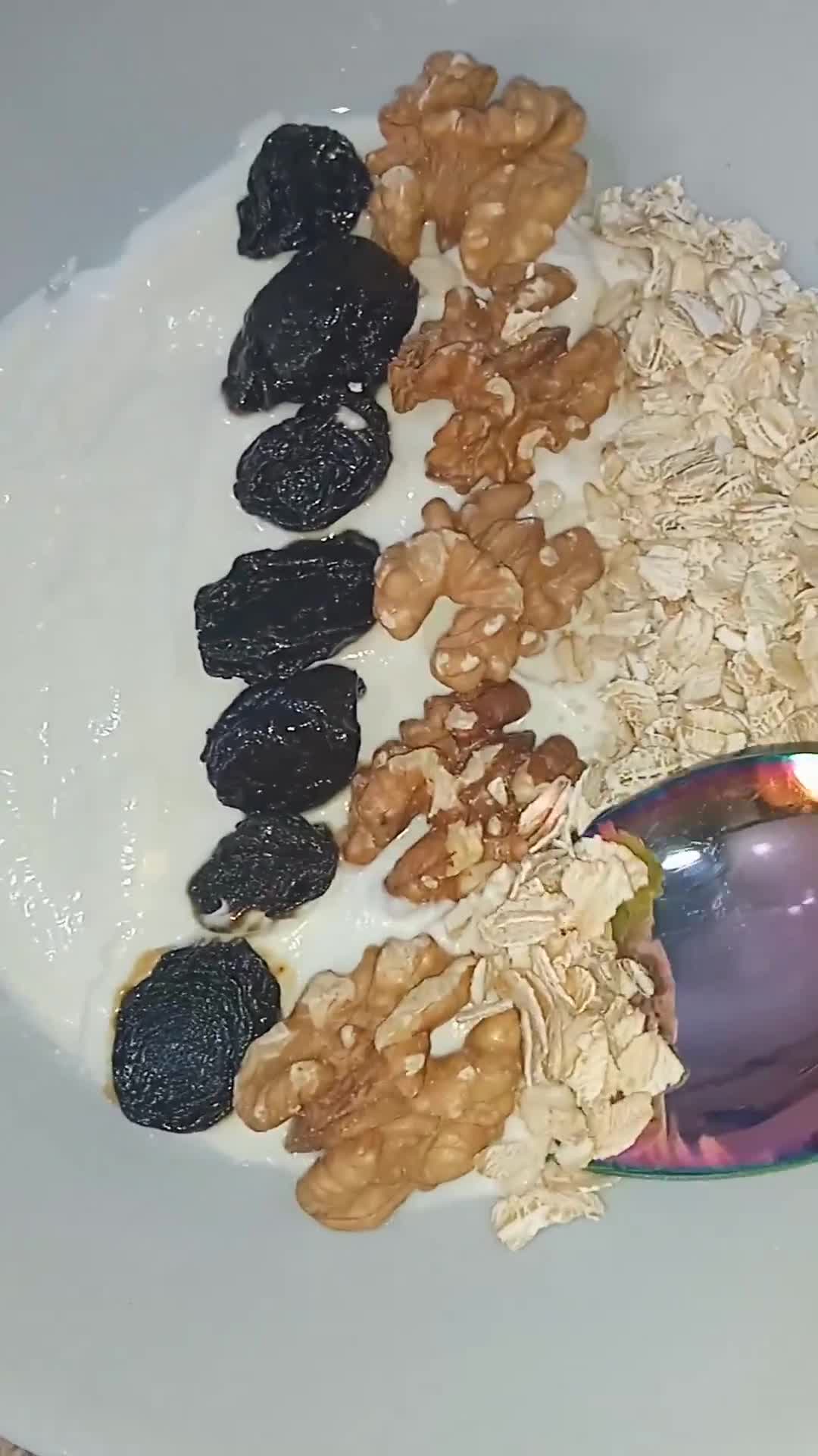 Une image de l'étape 3 de Bowl fromage frais / raisins secs/ noix et flocons d'avoine.