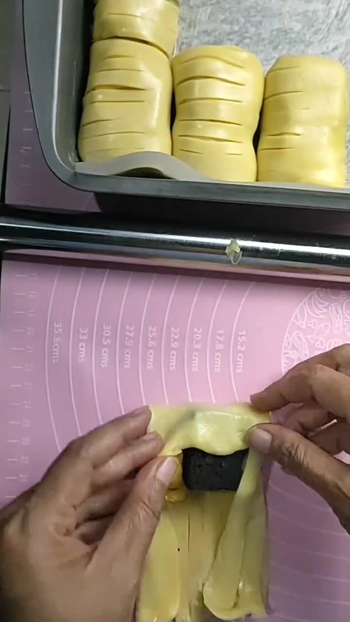 Foto langkah ke 6 dari resep Bolen isi Brownies, Nangka, Keju (662).