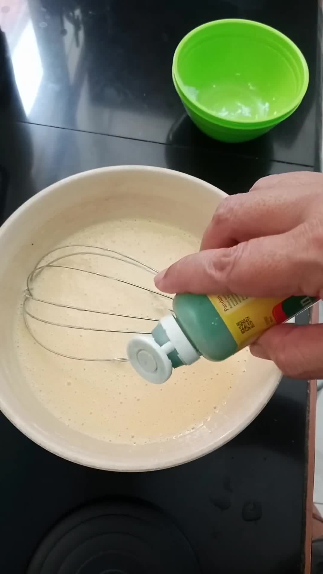 Foto langkah ke 3 dari resep Yogurt Cake Pandan.