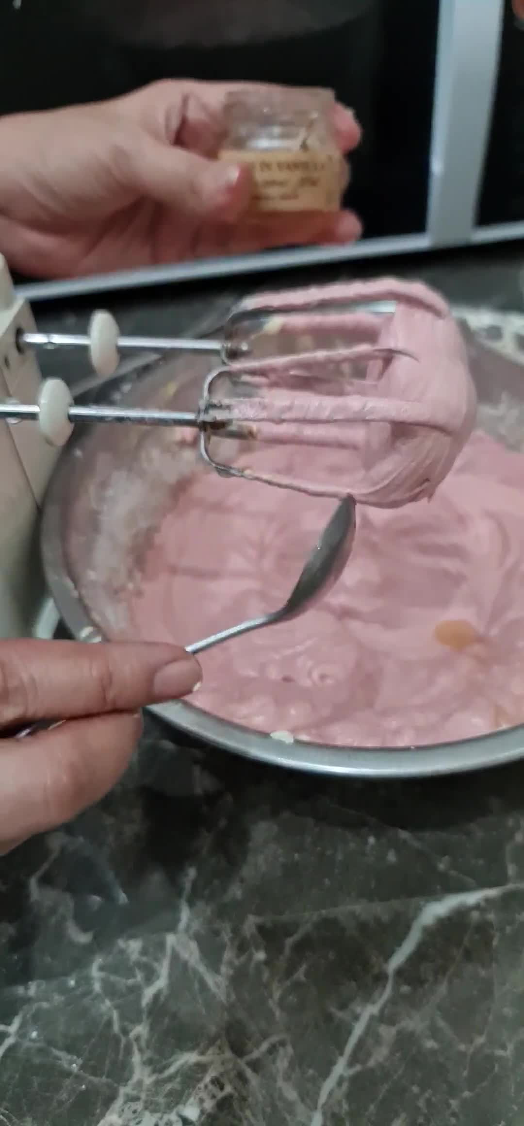 Foto langkah ke 2 dari resep Lidah Kucing Red Velvet.