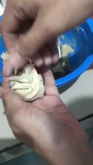 Foto langkah ke 1 dari resep Cara Melipat Kulit Siomay by video.