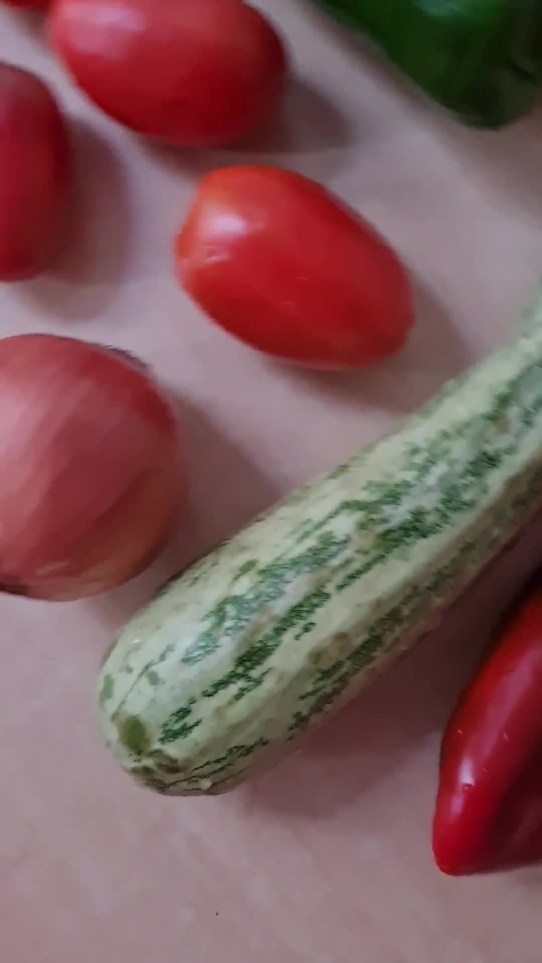 Foto del paso 1 de la receta: 🇪🇸 Pisto manchego 🥘 con huevos 🍳 morrón rojo y verde 🫑