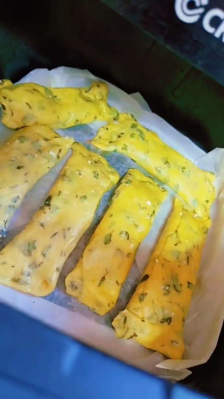 صورة لخطوة 3 من وصفة فطائر زعتر بالمقلاه الهوائيه 😍 محشيه جبنة🧀