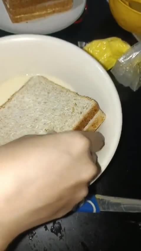 Foto langkah ke 4 dari resep Hongkong Bread Toast.