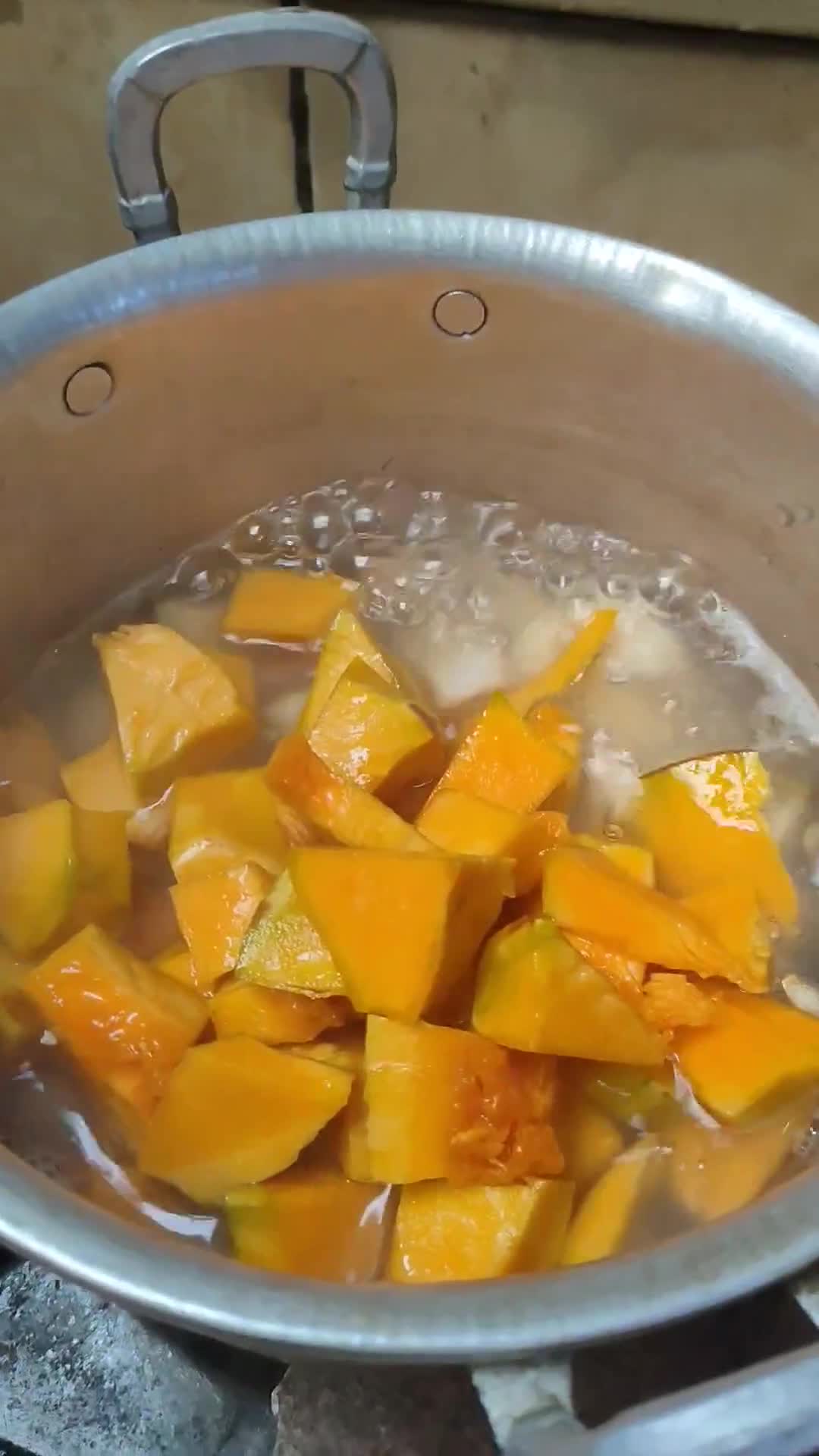 Foto langkah ke 1 dari resep *Kolak singkong labu kuning*.