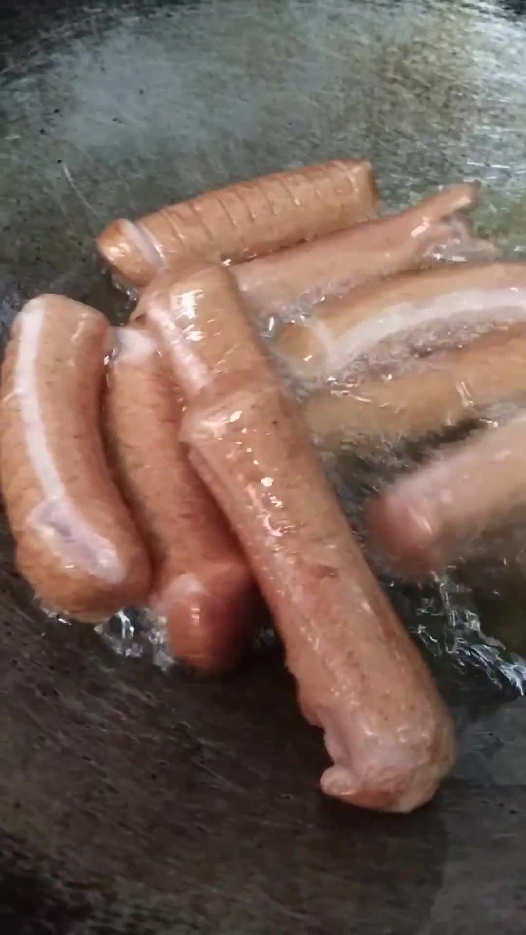 Gambar langkah 1 resipi Sosej telur masak sos.