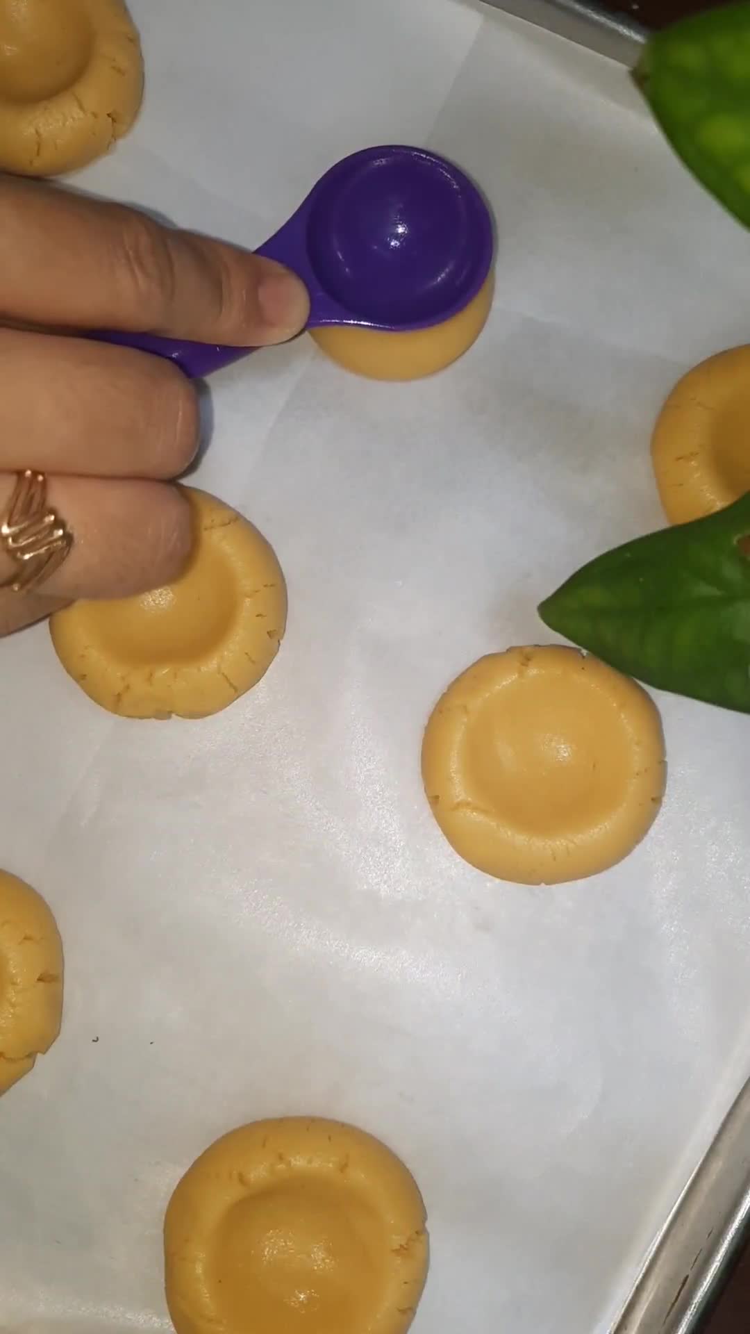 Foto langkah ke 2 dari resep Thumbprint cookies dengan selai lemon homemade.