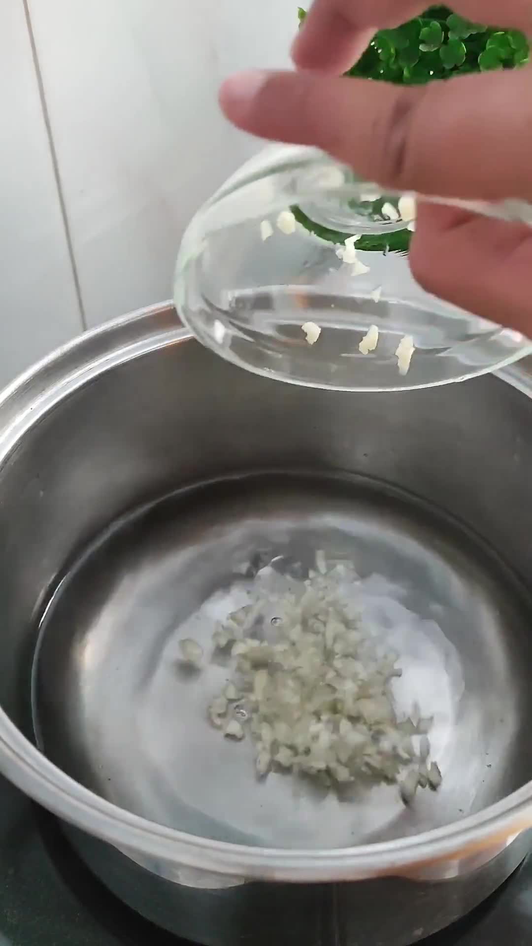 Foto langkah ke 1 dari resep Japanese Egg & Tofu Soup.