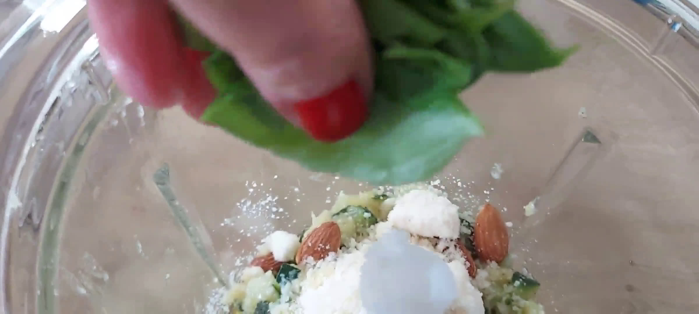 Une image de l'étape 3 de Pâtes au saumon et pesto de courgettes.