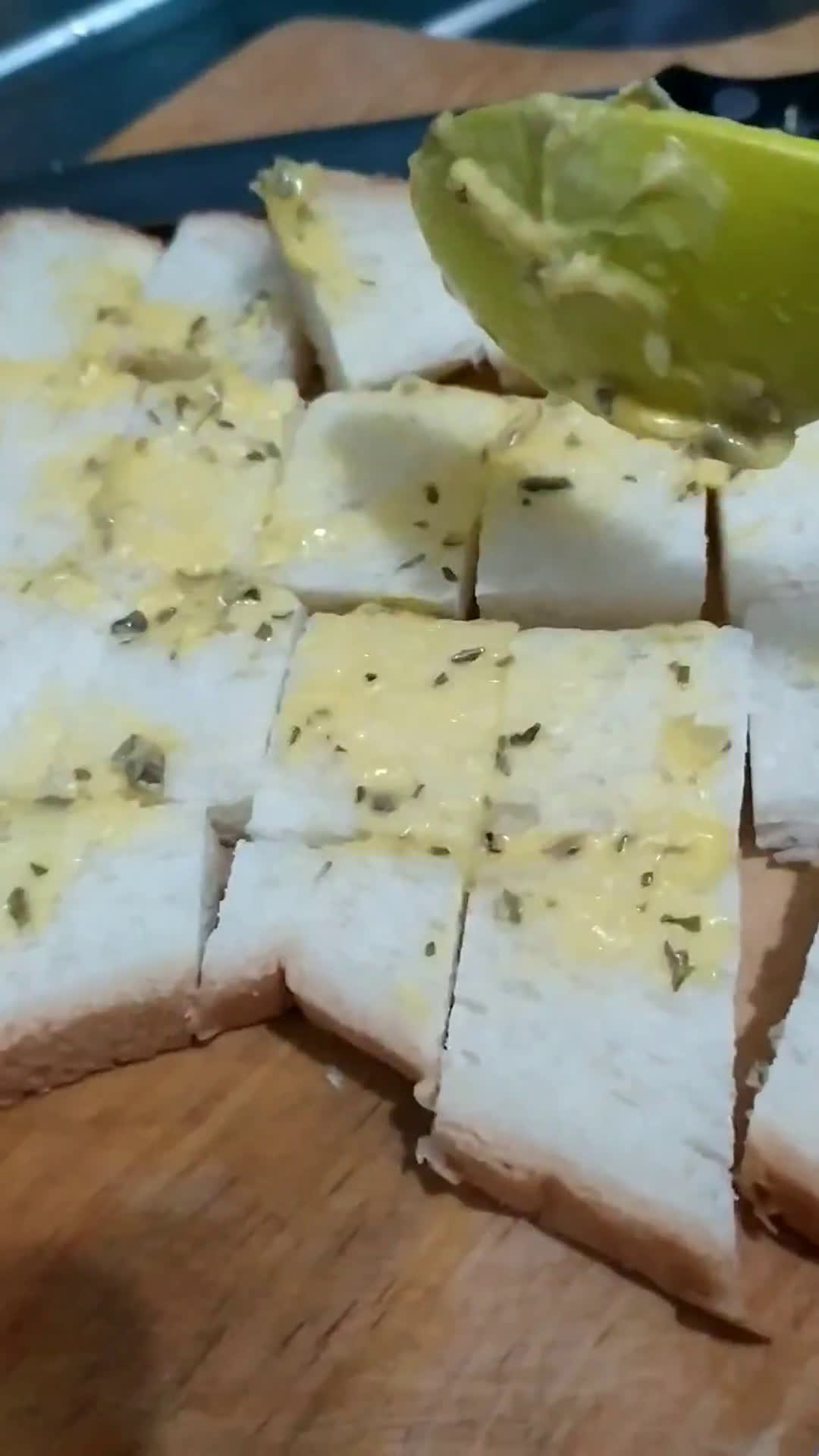 Foto langkah ke 3 dari resep Croutons Roti Tawar Teflon (snack).