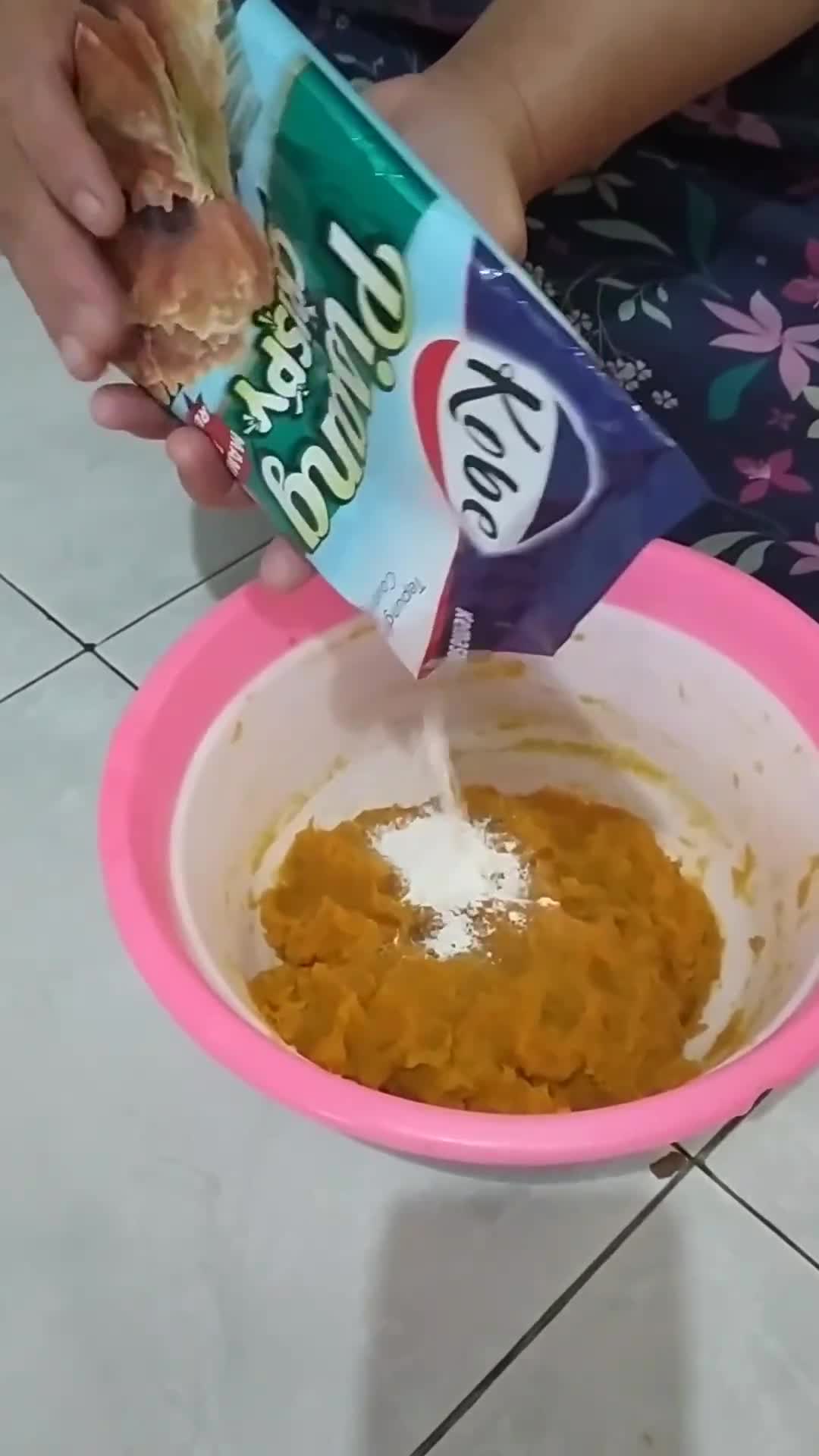 Foto langkah ke 2 dari resep Bola Bola Ubi Goreng.