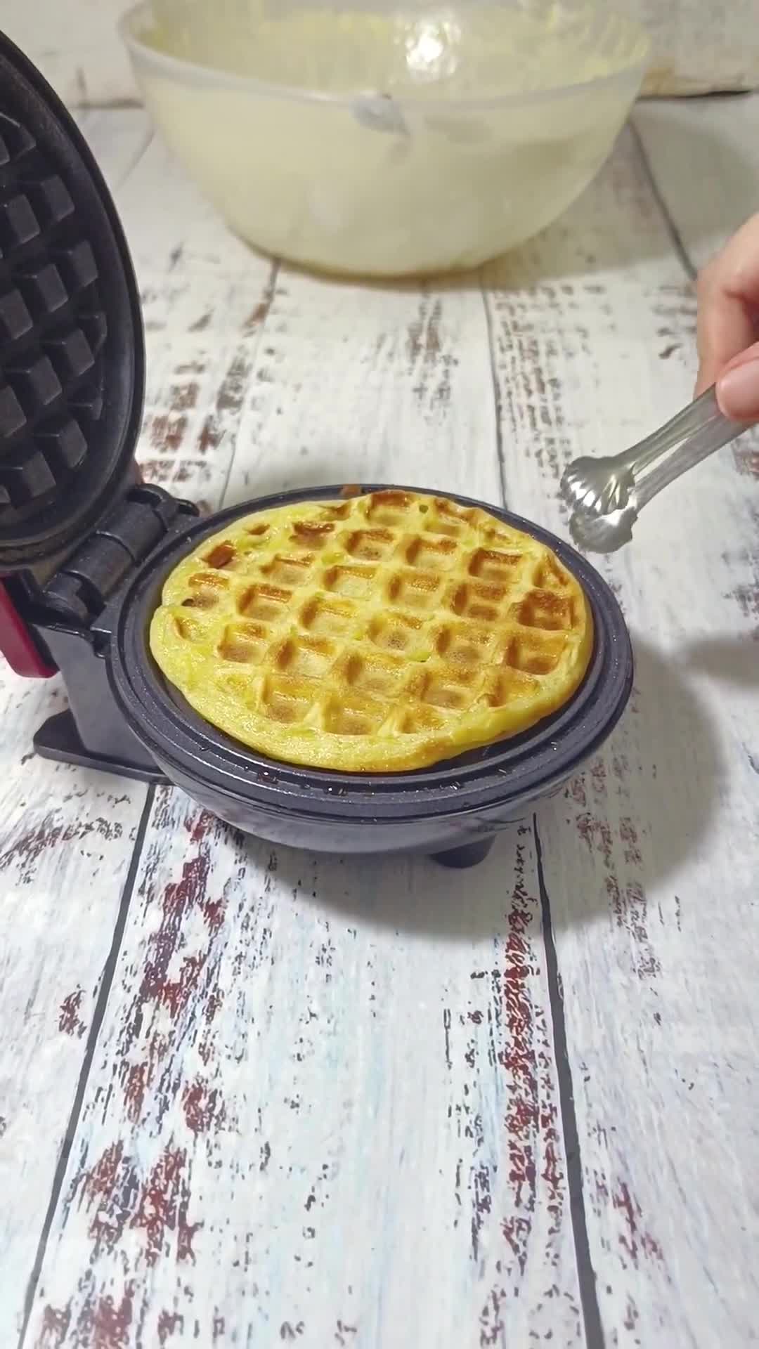 Gambar langkah 9 resipi Waffle Crispy.