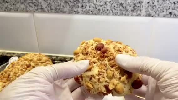 Foto del paso 17 de la receta: Cookies blandas con cacahuetes, con chocolate y con coco