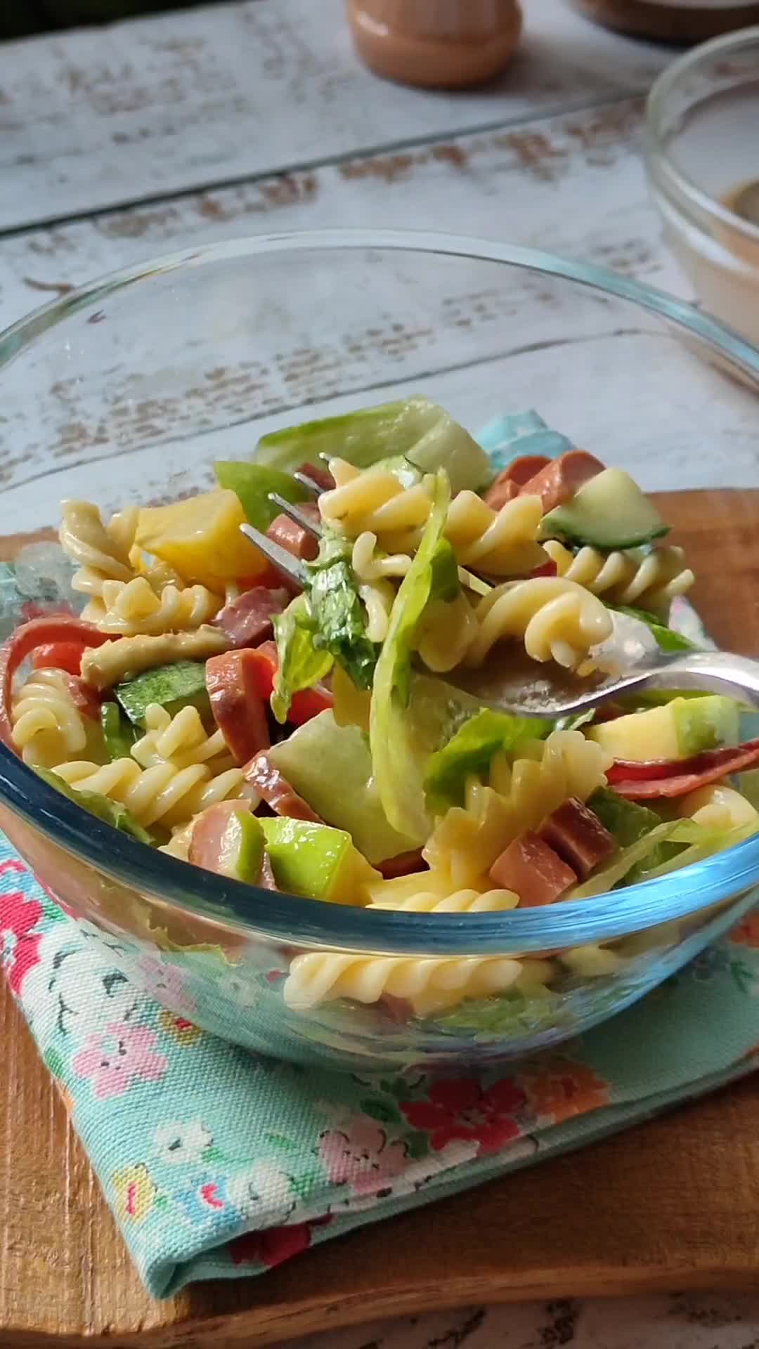 Gambar langkah 15 resipi Salad Campuran Avocado Sosej Pasta.
