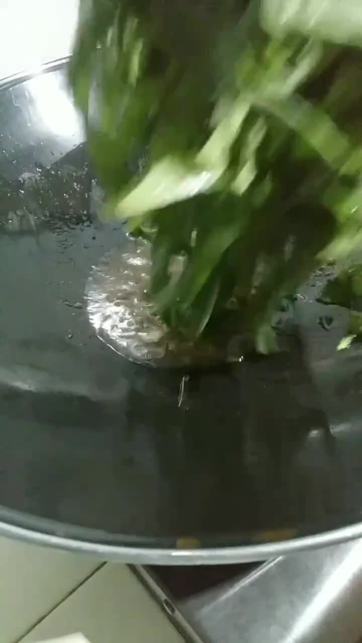 Foto langkah ke 3 dari resep Tumis Kangkung.