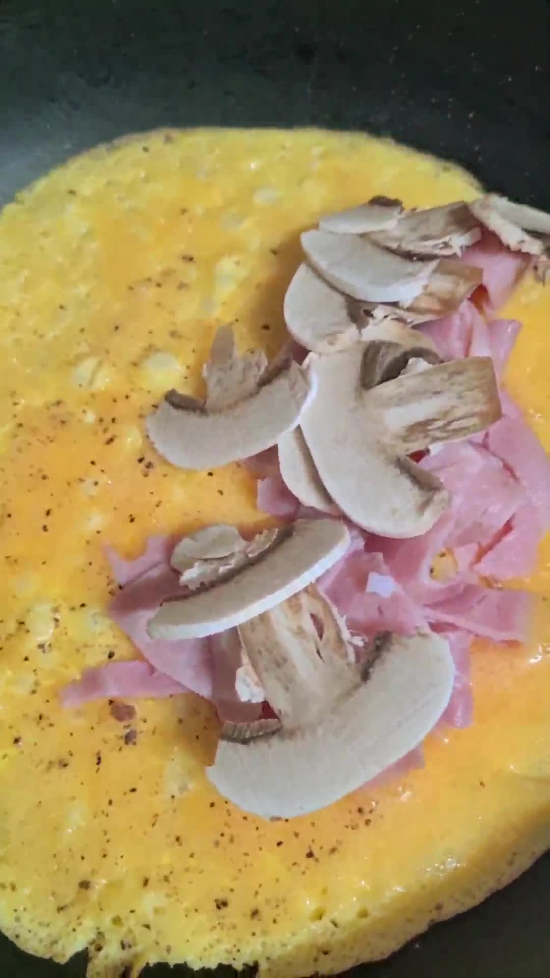 Foto del paso 2 de la receta: Tortilla crujiente rellena de jamón y champiñones