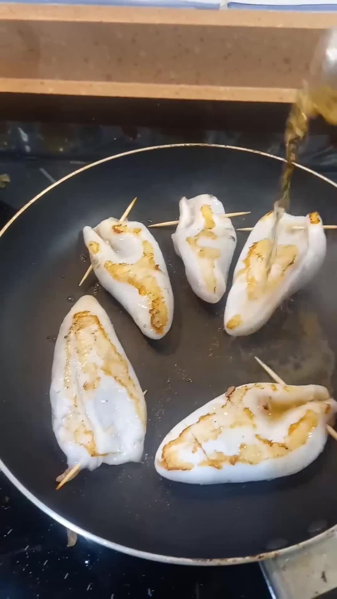 Foto del paso 6 de la receta: Chipirones del cantábrico rellenos en su tinta a la bilbaina