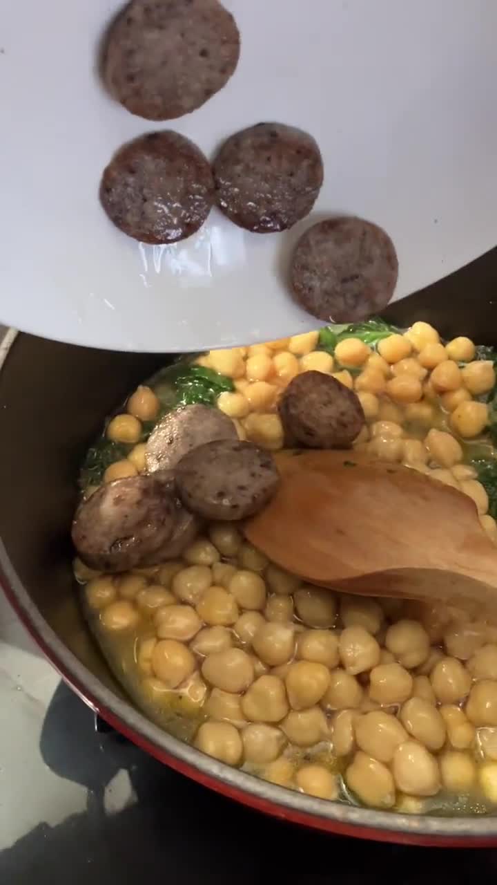 Foto del paso 9 de la receta: Potaje de garbanzos con embutido valenciano, cebolla y espinacas
