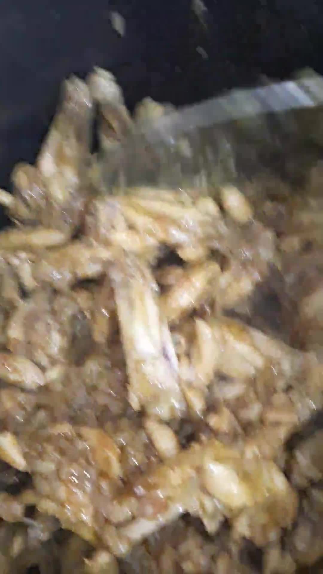 صورة لخطوة 1 من وصفة أجنحة الدجاج بالبصل
