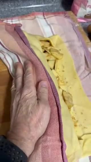 Foto del passaggio 8 della ricetta Strudel di Mele