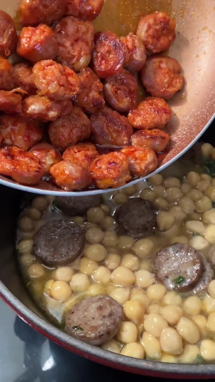Foto del paso 10 de la receta: Potaje de garbanzos con embutido valenciano, cebolla y espinacas