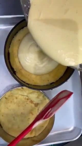 A picture of step 17 of Bavarian cream cake with fruits.
