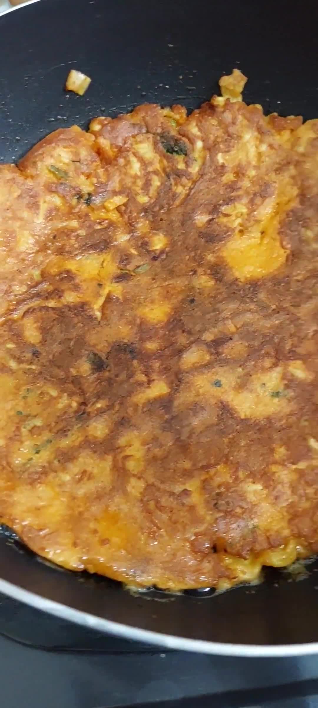Foto langkah ke 5 dari resep Omelet / Martabak Mie Telur Pedas.
