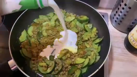 Szaftos, ízes cukkinis-húsos spagetti 🍝 recept fázis 4 fotója