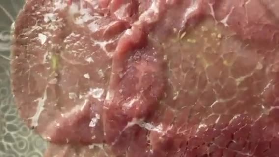 Foto del paso 5 de la receta: Carpaccio de vacuno con salsita de limón y parmesano