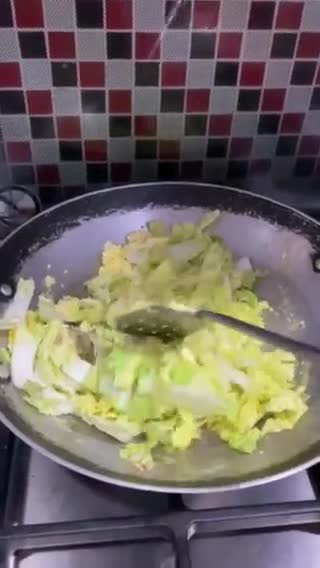 Foto langkah ke 2 dari resep Cah Sawi Putih Telur Udang.