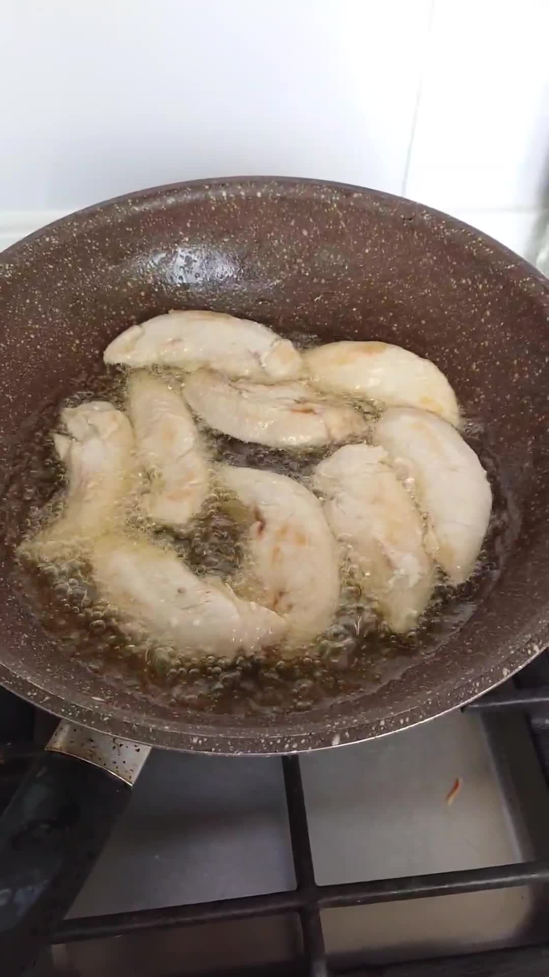 Foto langkah ke 2 dari resep 63. Sambal Ayam Suwir dengan Daun Jeruk.