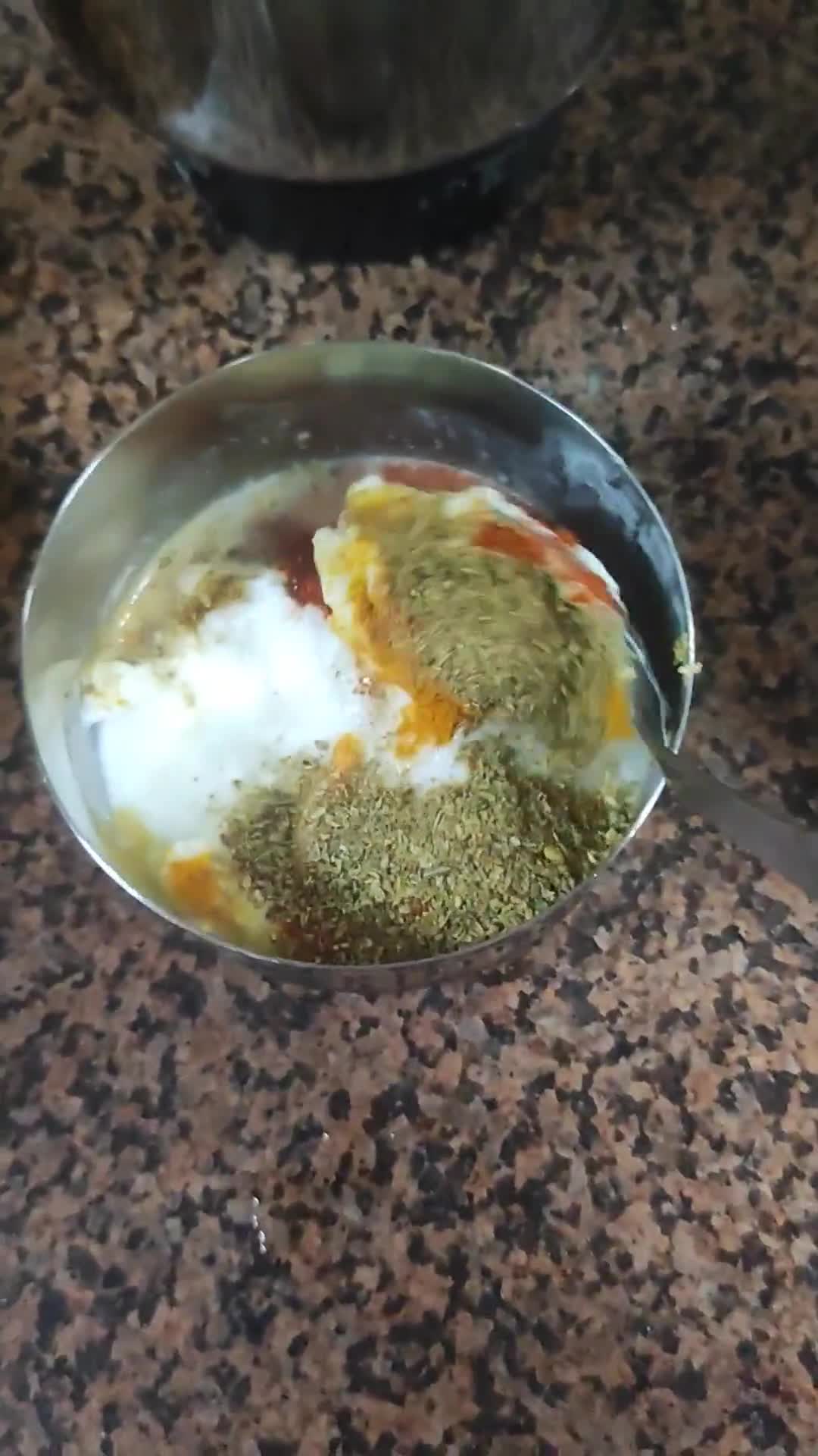 आलू शिमला मिर्च ग्रेवी(दही वाली) (Aloo Shimla Mirch in Dahi Gravy) रेसिपी चरण 2 फोटो