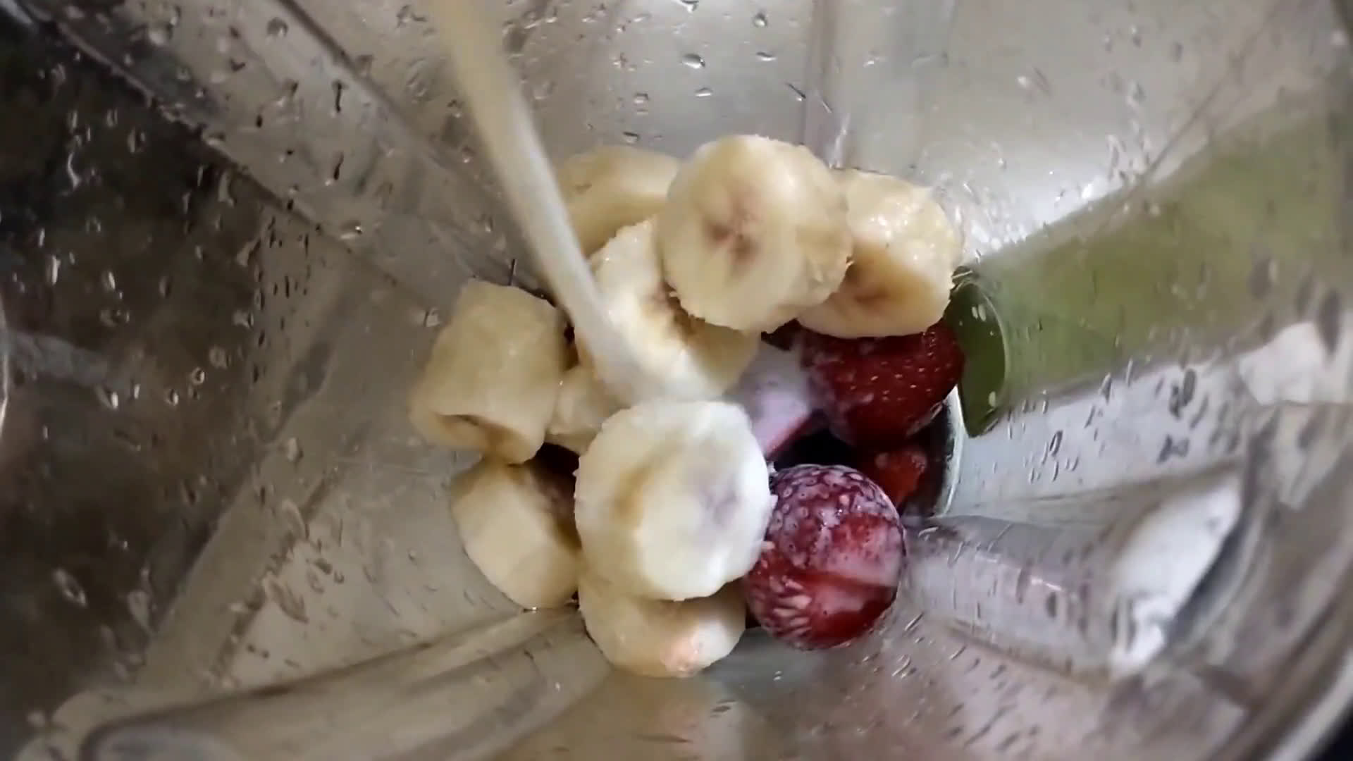 Foto langkah ke 3 dari resep Smoothies Strawberry Pisang.