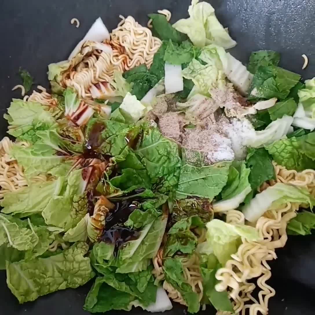 Foto langkah ke 4 dari resep Bakmi Goreng Bumbu Dasar Putih.
