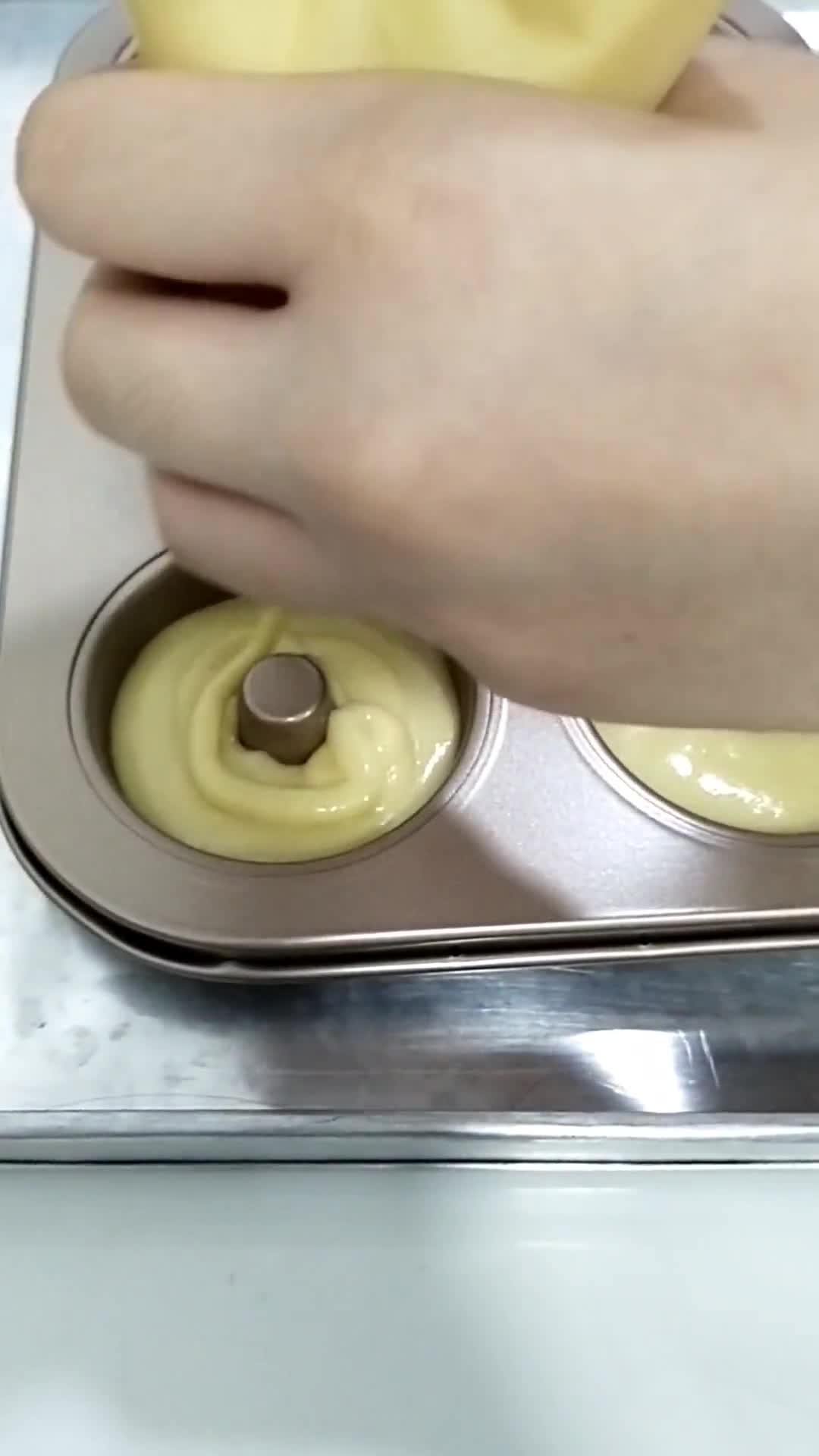 Foto langkah ke 4 dari resep Donat Panggang Vanila ala Farah Quinn.