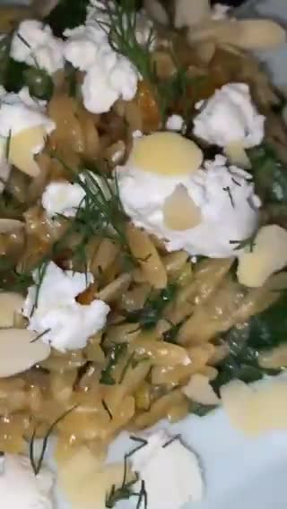 Une image de l'étape 4 de [ONE POT] Orzo aux épinards & duo de fromages frais.