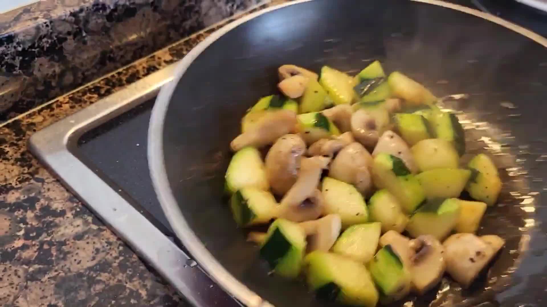 Foto del paso 4 de la receta: Salteado de calabacín, champiñones y macarrones con aguacate
