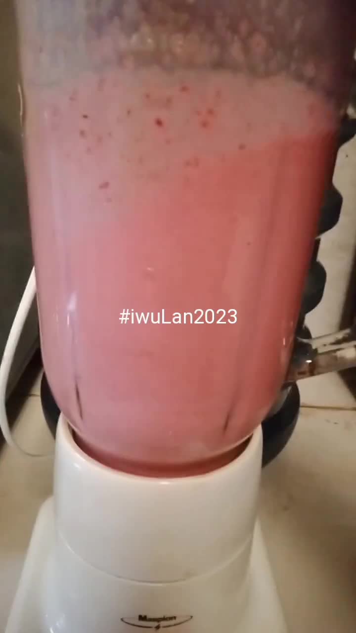 Foto langkah ke 2 dari resep Strawberry Juice.