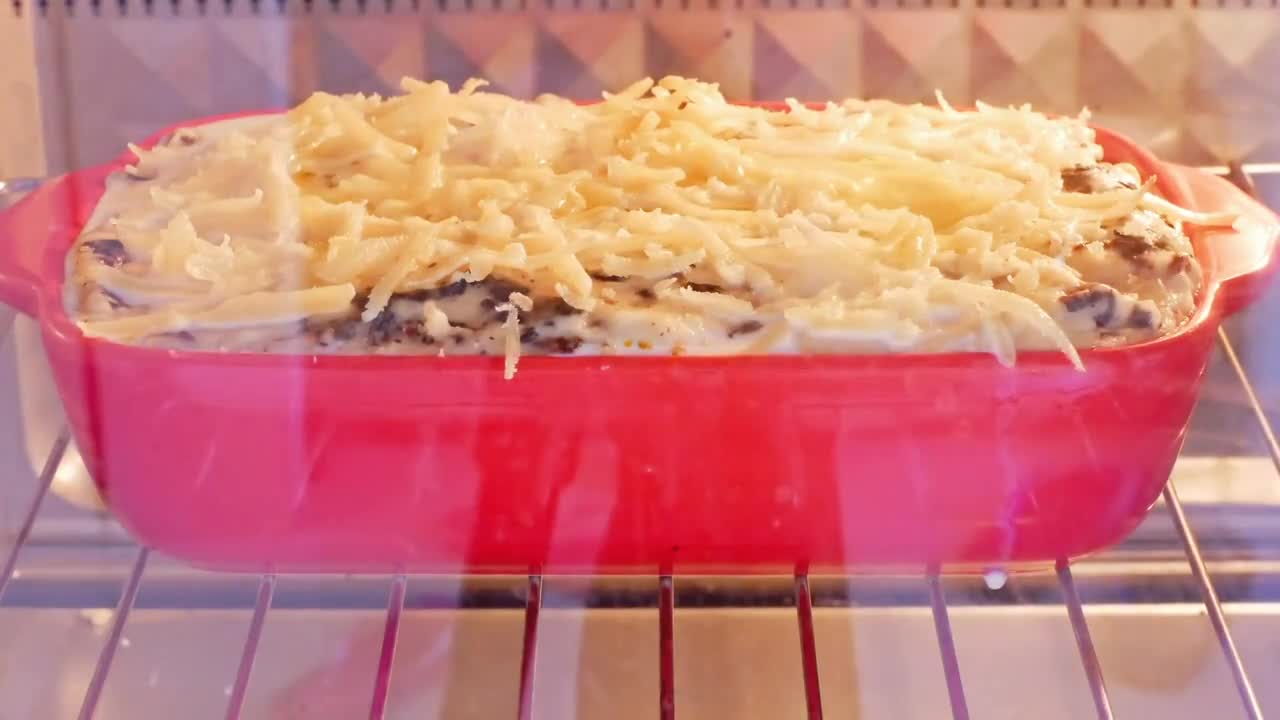 Foto langkah ke 6 dari resep Baked Macaroni Marinara Sauce & Bechamel - Saus Tomat.