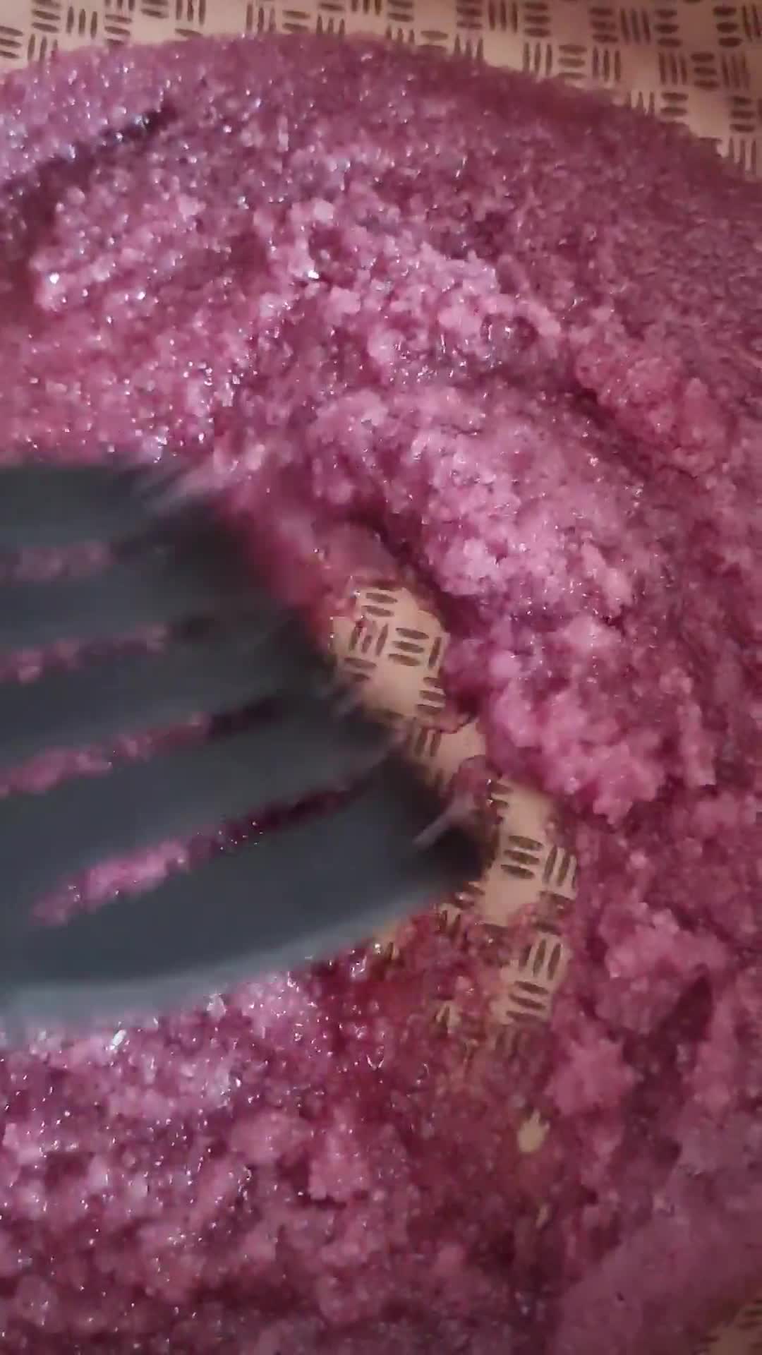Foto del paso 3 de la receta: Sal al Malbec aprovechando resto de botella 🍷🧂 Sal saborizada con vino tinto y de aprovechamiento ♻️