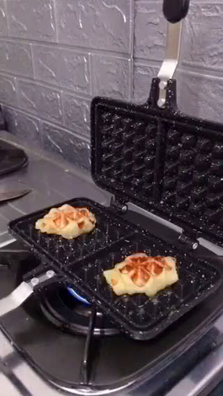 Foto langkah ke 3 dari resep Croffle Isi Mozarella | Croissant Waffle.