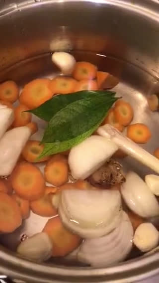 Foto langkah ke 2 dari resep Sup Kepala Salmon.