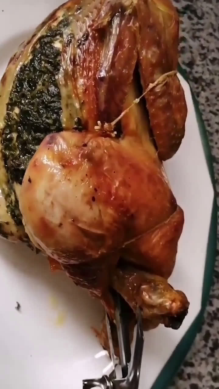 Une image de l'étape 7 de Poulet rôti farci sous la peau aux herbes de provence.