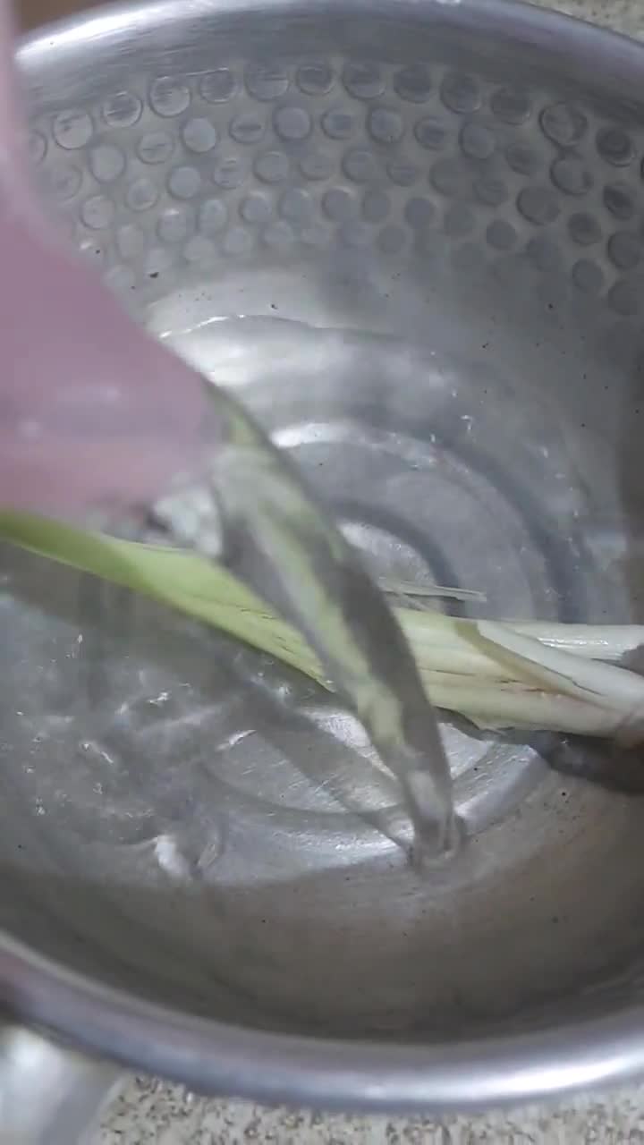 Foto langkah ke 1 dari resep Teh Sereh Lemon.