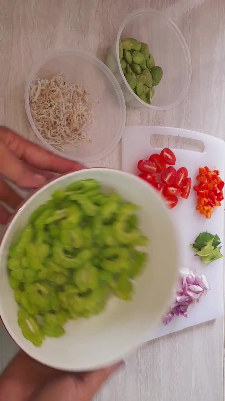 Foto langkah ke 5 dari resep Tumis Pare Petai dan Teri.