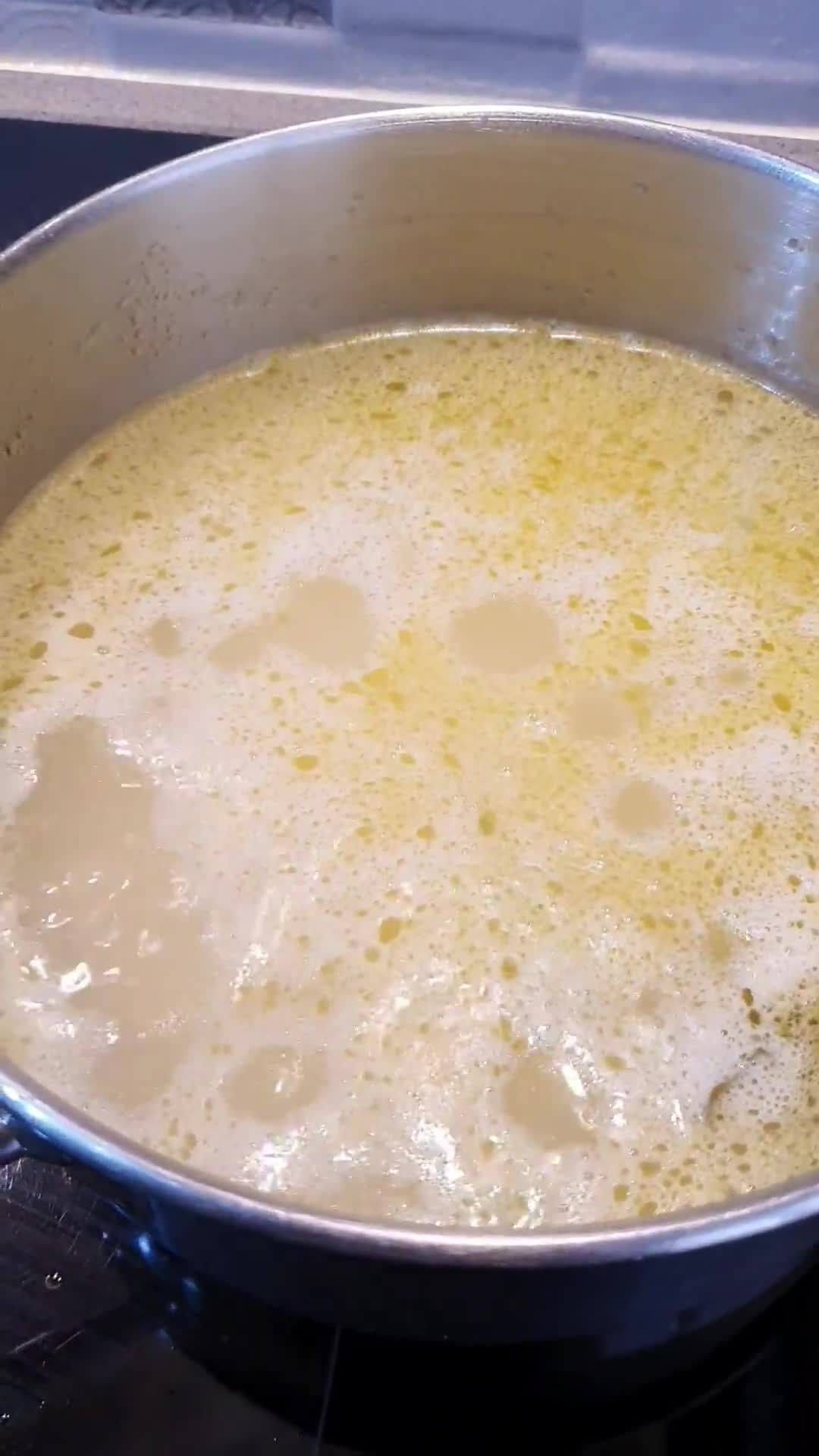 Foto del paso 1 de la receta: Salmón en salsa cremosa de puerro con cherrys y espinacas frescas