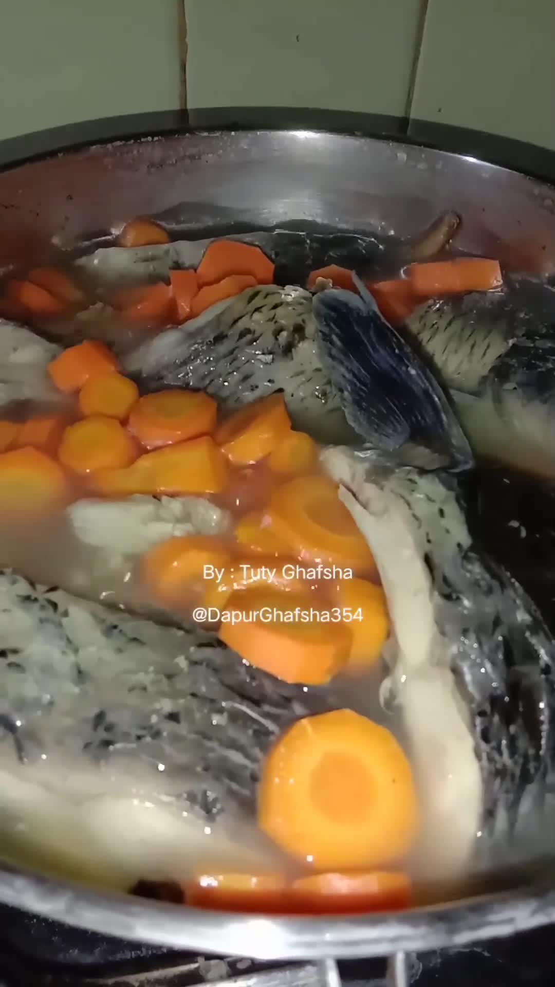Foto langkah ke 4 dari resep Ikan Mas Kuah Oranye.